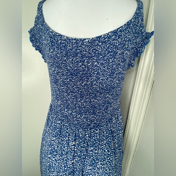 Blue and White Floral %100 Rayon Maxi Dress. - Picture 5 of 8